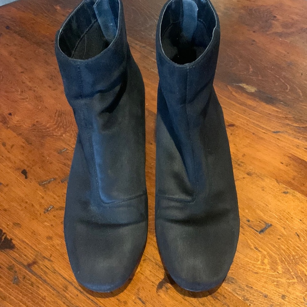 BLACK BOOTIES